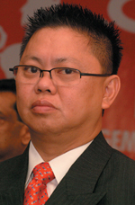 Le ministre de la Jeunesse et des sports, <b>Sylvio Tang</b>, au four et au moulin - 58d8c751648b9aceaa376e9df5b10cfe