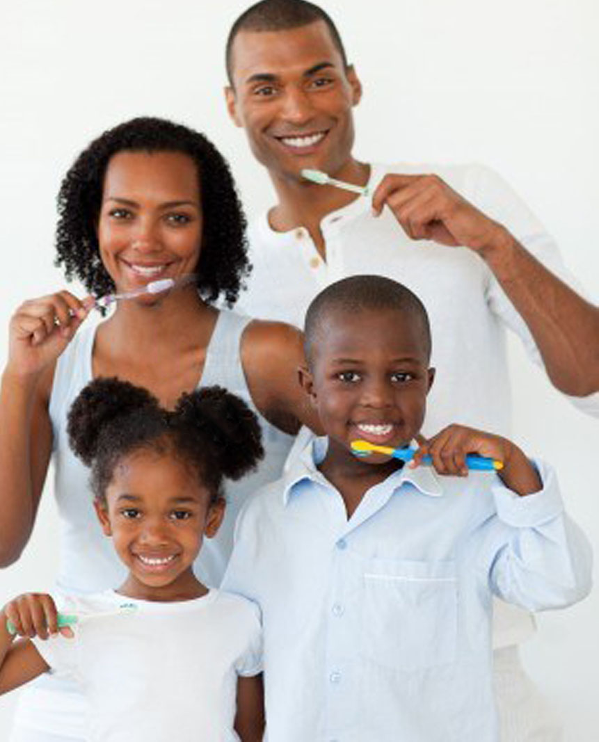 Une famille se brosse les dents.jpg