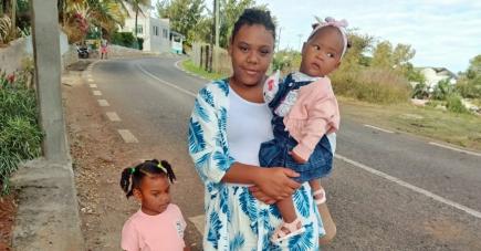 La jeune femme avec ses deux filles qui sont décédées à deux mois d’intervalle.