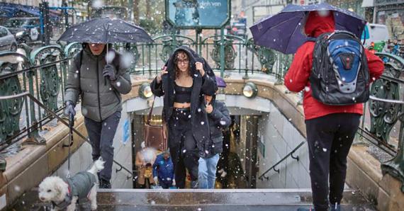 Suite au passage de la tempête Caetano, il y a eu à Paris, quatre centimètres de neige, ce qui est  «du jamais vu depuis 56 ans» au mois de novembre. 