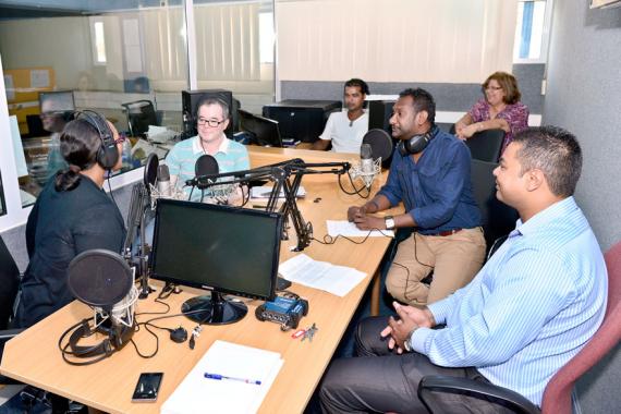 Martine Luchmun, Abdoollah Earally, Andrew Verrière, Nad Sivaramen, Marie-Michèle Etienne et Jean Paul Arouff discutant entre deux enregistrements vendredi. À droite : Raj Meetarbhan et Touria Prayag.