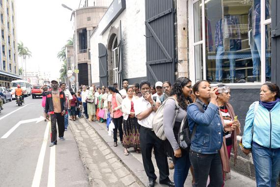 Ils étaient des milliers de Mauriciens hier à s’aligner devant les locaux de la DBM à Port-Louis pour bénéficier d’une subvention pour l’achat d’un chauffe-eau solaire.