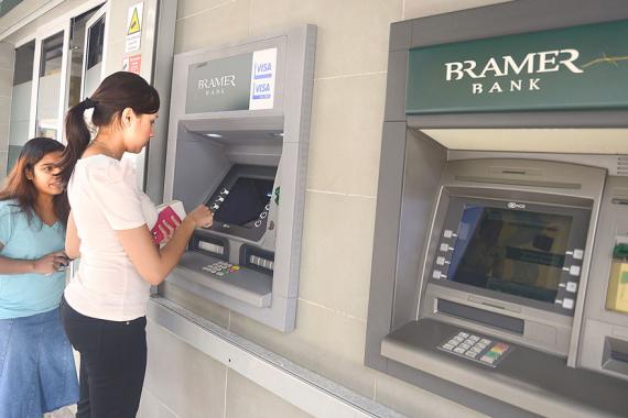 Depuis hier après-midi, les clients de la Bramer Bank peuvent faire des retraits avec leur carte de débit aux guichets automatiques.