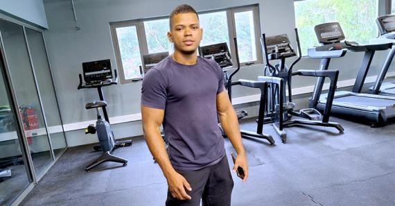 Damien Putteea, entraîneur personnel certifié par la WABBA, s'engage à motiver et à guider chacun de ses élèves à travers chaque étape de leur parcours fitness.