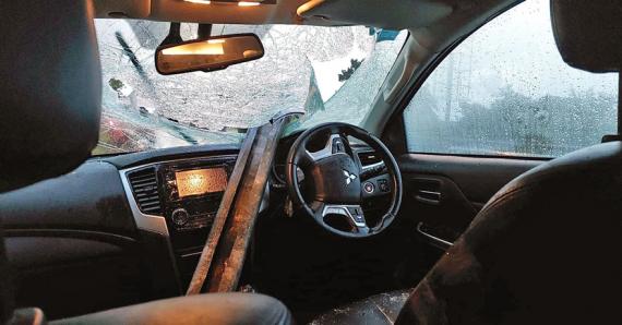 Une barre métallique a traversé le pare-brise de son 4x4 au moment des faits.