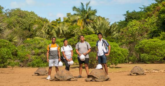 Matthew Laurette, Douglas Gerval et Loïc Edouard du collège St-Joseph, ainsi que leur enseignante Anaïs Karghoo, qui ont remporté le concours Deba Klima, sont allés à la découverte des sites incontournables de Rodrigues.