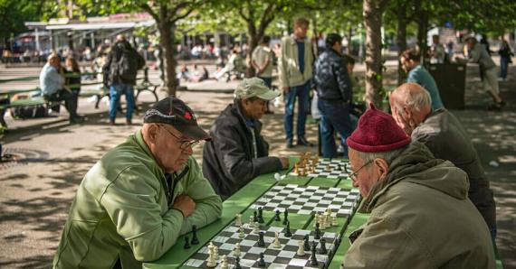 La gestion de la Covid-19 par le pays scandinave qui n'a jamais confiné sa population continue d'attirer l'attention.