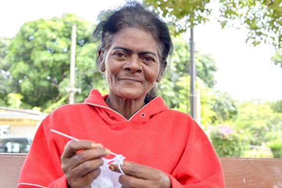 Marlène Toi, 58 ans, tricote des vêtements pour enfants, entre autres, pour manger à sa faim.