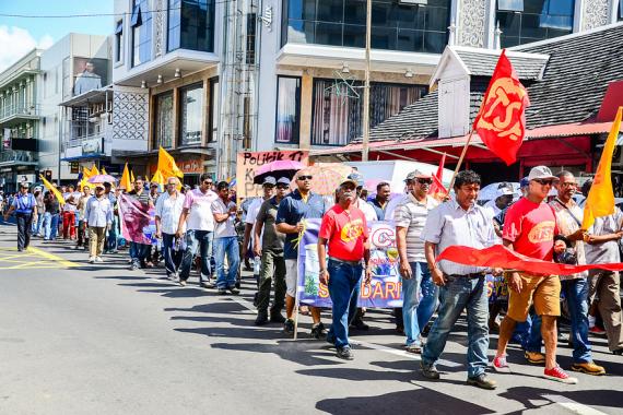 Ils étaient nombreux à descendre dans les rues de Rose-Hill hier pour dénoncer, notamment, les licenciements abusifs.