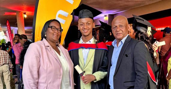 Lors de sa graduation ceremony et avec sa maman Sharon L’Écluse et son papa Jean Noël Labutte.