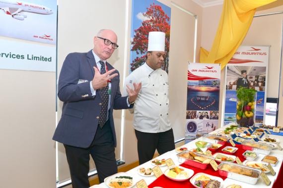 Patrick Parthonnaud, Food and Beverage Manager à Air Mauritius, et Ankur Mathur, chef de l'Oberoi Flight Services.