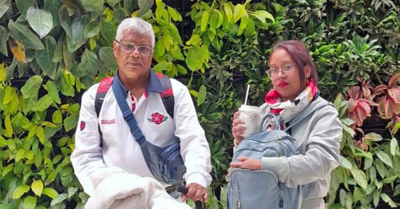 La jeune femme en compagnie de son père et de son fils lors de leur séjour en Inde.