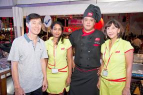Rudy Yip, chef de cuisine, entouré de Jacques Li, Marketing Manager d’ABC Foods, Anoushka Armon, secrétaire, et Arielle Lew Shun, réceptionniste  d’ABC Foods.