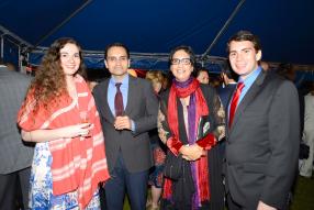 Alicia Savall et son époux Jonathan Wedd, de l’ambassade américaine, entourant Rajesh Bhandari, directeur général de Romold, et Joya Bhandari, Chairperson du MID Fund Committee. 