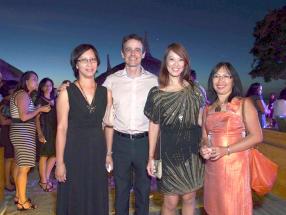 Louis Rivalland, Corinne Ah Chuen, agent du groupe Swan, Nathalie Tong Sam, Manager, Documentation & Policy Processing Dept, Swan Group, et Lucie Lim Ah Tock de Jyll Agency, agence élue Anglo-Mauritius Top Agent.