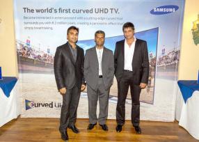 Amit Shat, Navin Peerthy, Regional Director de Samsung Indian Ocean, et Roupesh Hematlal, Chief Executive Officer (CEO) de HV Holdings Ltd. 