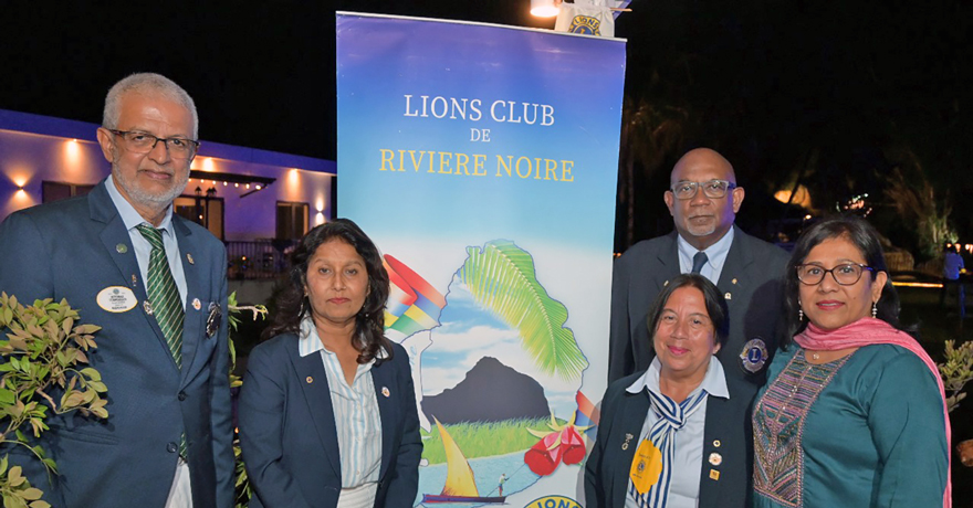 Lion CMJP Fidahoussen Mebobaly Safy, son conjoint Chakila, le Président Lion CMJ Jocelyn Veerayen, Lion Secrétaire Doris Holim, et Lion Trésorière Nandita Boodoo.