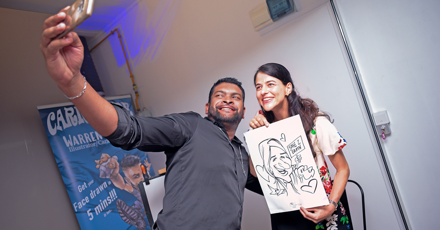 Warren Goribe, artiste caricaturiste, et Joanna Bérenger.