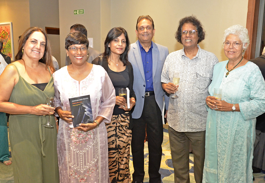 Anita Ramgutty Wong, auteure, Kamini Bubooa, manager d’Immedia, Ruma et Arvind Issur, CEO de Toyota Mauritius, Rama Poonoosamy, directeur d’Immedia, et Sarojini Seeneevassen, ex-ambassadrice.