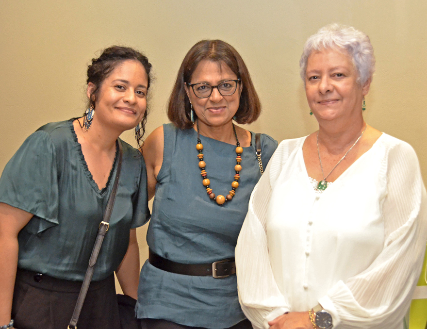 Kumari Issur, chargée de cours à l’Université de Maurice, entourée de Christina Nellan, journaliste, et de Flavia Doherty-Bigara, auteure.