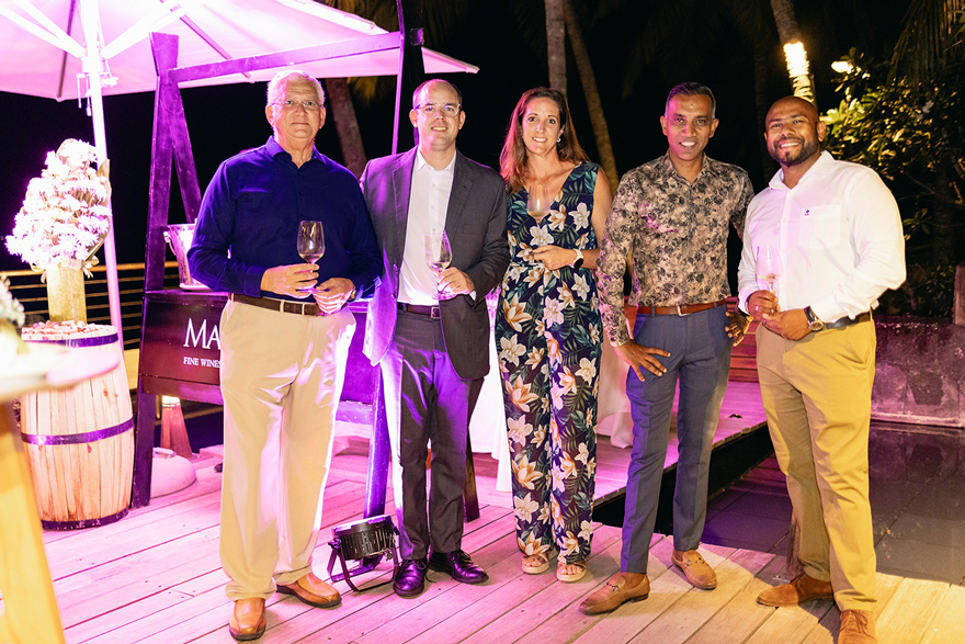 Brian Oxenham, CEO d’Oxenham, Julien Laugier, Corporate Sommelier du Groupe Beachcomber, Mélissa Doger de Spéville, Vikram Sundhoo et Chitrasen Vicky Thummiah, sommelier et Hotel Sales Representative.