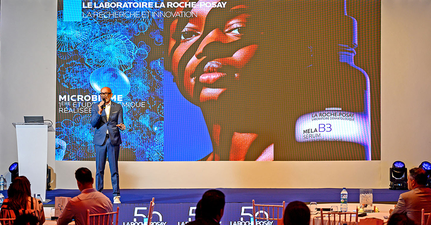 Dominique Ruffinel, Responsable de Formations chez L’Oréal Dermatological Beauty, animant une formation sur les gammes phares de La Roche-Posay, destinée aux collaborateurs.