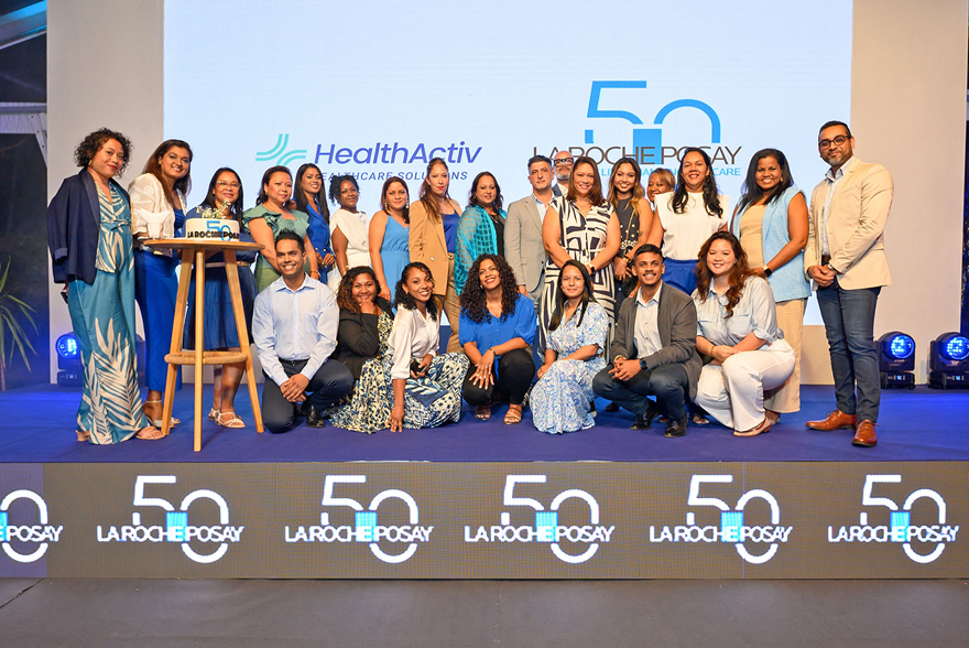 L’équipe de Consumer Health de HealthActiv posant auprès des représentants de L’Oréal Dermatological Beauty.