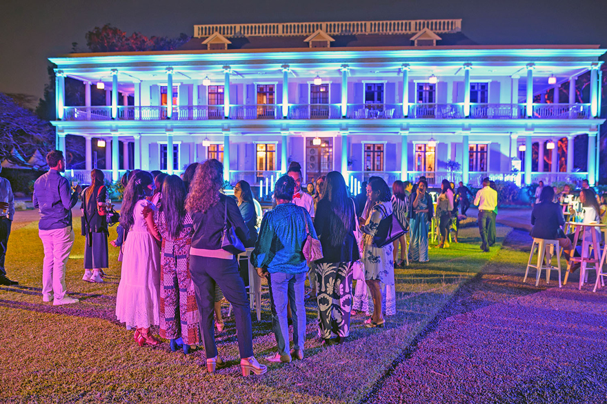 Un cocktail de bienvenue dans un cadre idyllique pour célébrer 50 ans d’expertise. 